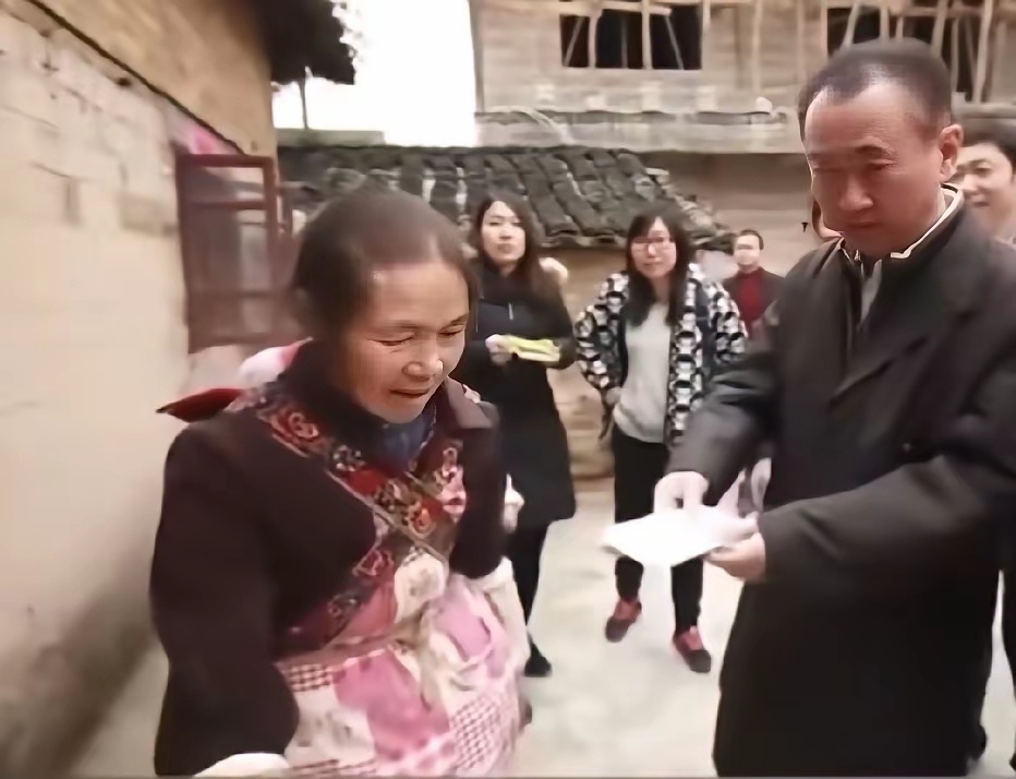 当年，风光时的王健林回老家遇到贫困老人直接发10000块的红包，吓的老人都不敢接