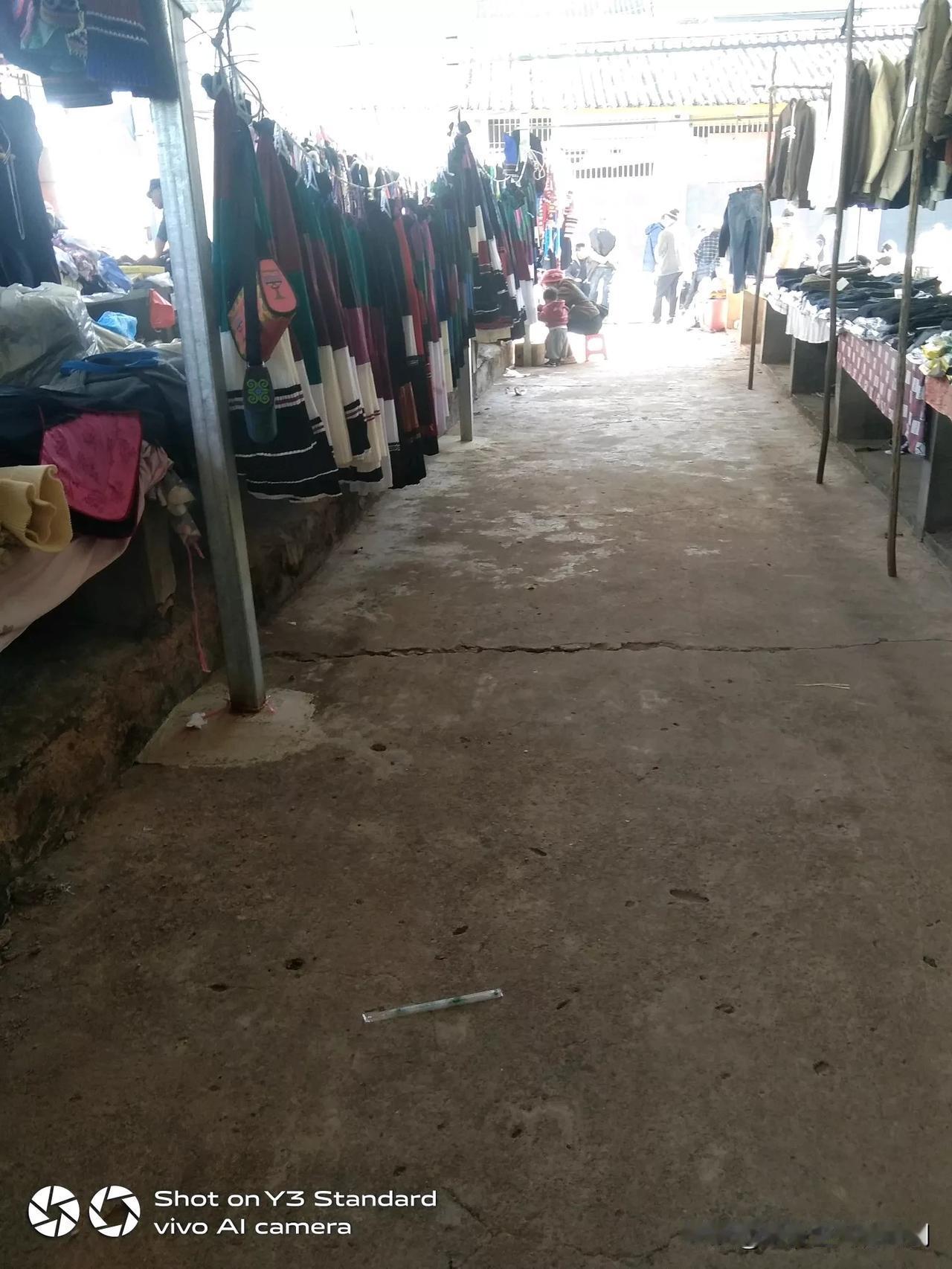 现在街子上，最清净的是服装市场了。很少有人去了。网络时代，但多数人网购了。