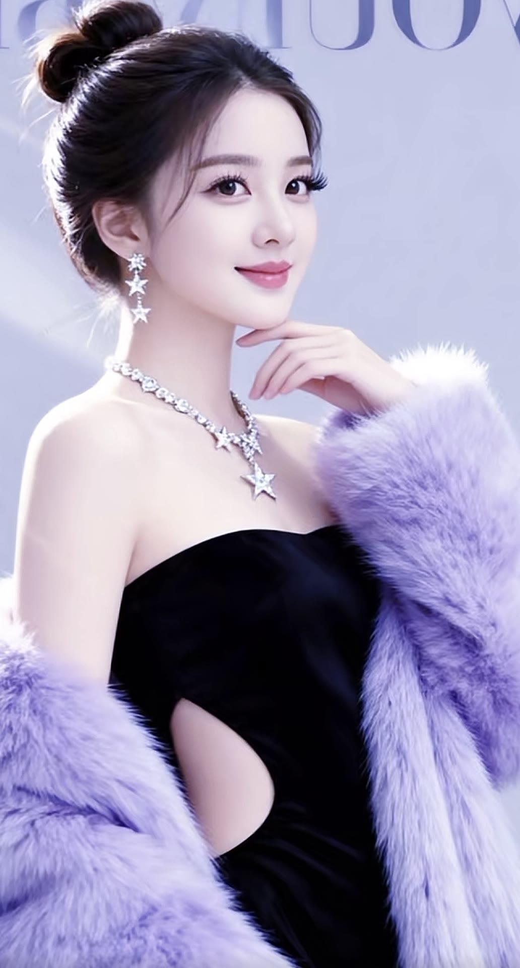 优雅黑裙搭配紫色毛绒外套，闪耀星形项链，尽显时尚魅力！💖✨
