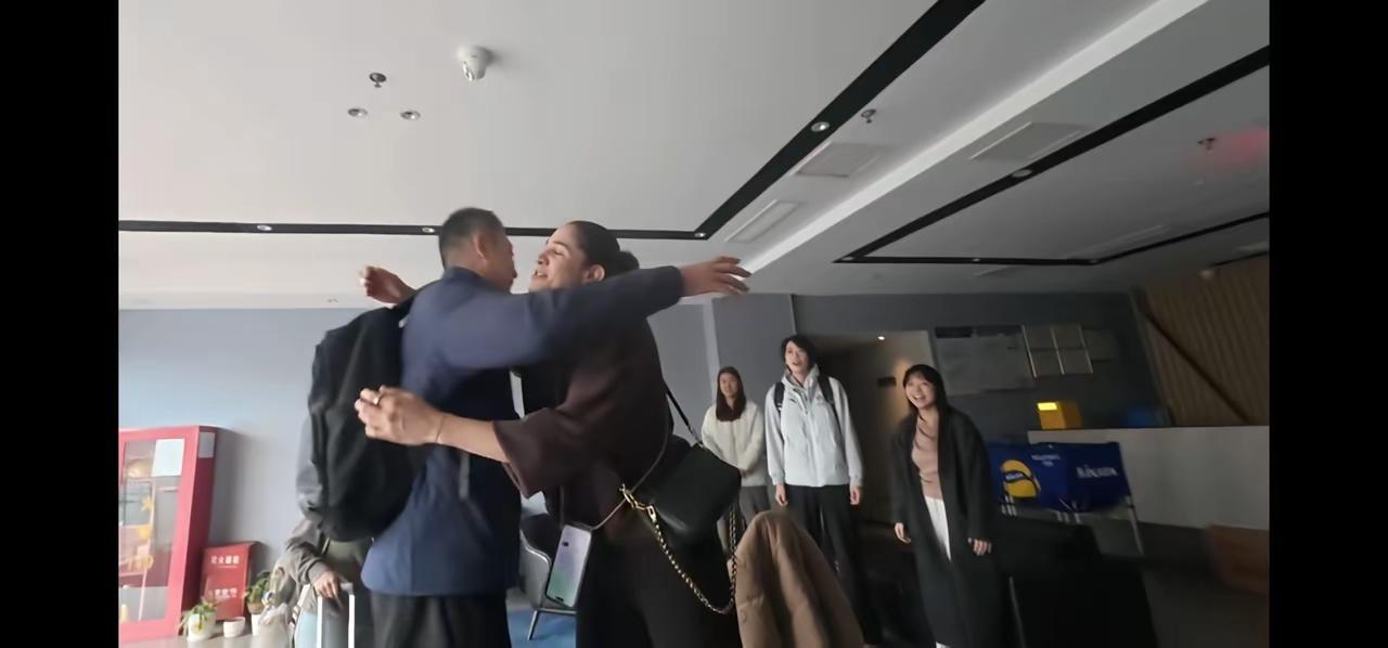 中天和日照两支全华班钢铁球队，联手为天津女排精心铸造了一块熠熠生辉的铁牌，这是莫