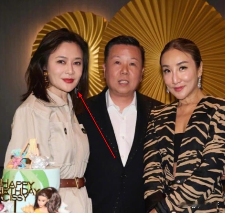 岁月不败美人！61岁关之琳露脸好友生日宴，实际状态比年龄要年轻个20岁，当真是美