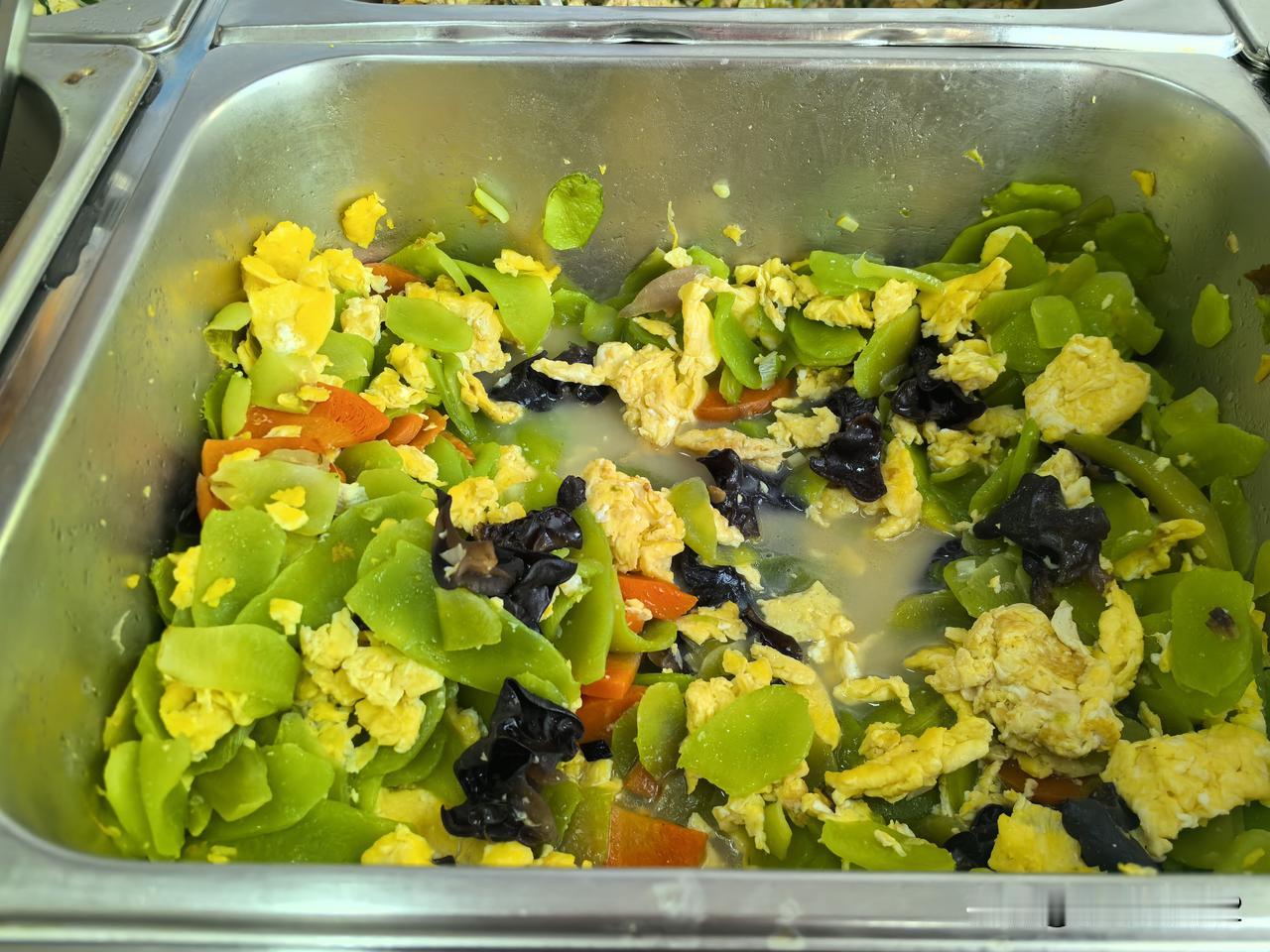 包子每个2元，火烧1.5元，今天的这份中餐我自己付了7.5元，吃了两顿，一顿根本