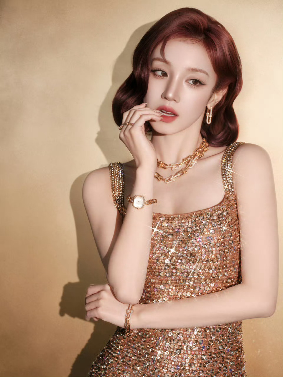 宋雨琦 x Tiffany三里屯开幕活动婀娜多姿的蒂芙尼复古女郎宋雨琦以一条金色