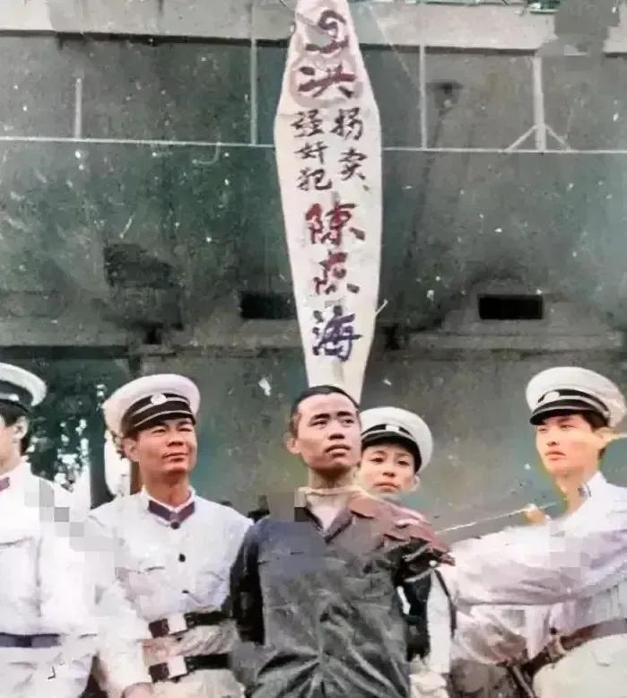 1983年，公审大会现场，陈东海作为犯罪分子，被五花大绑了起来，等待着被枪决，令