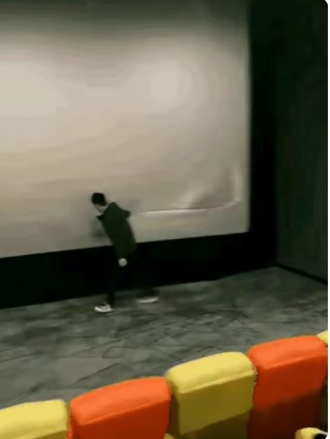 太冲动了！这一刀划下去，有可能几十万就没了？小伙子割坏的哪是荧幕，是打工人的命啊