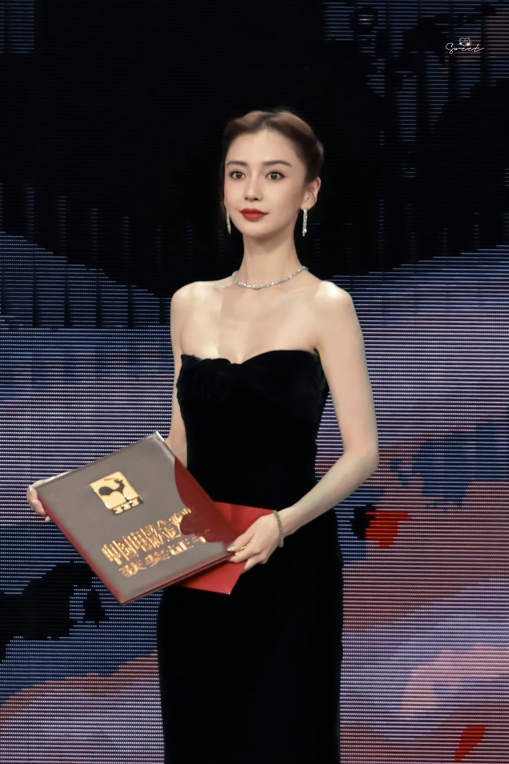 距离解锁💎超最后2.6w大家继续加油呀，今晚争取再冲4000热度上去，明天再完