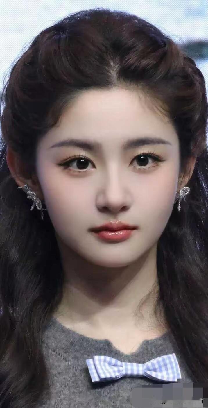 长得比刘亦菲五官立体的一个女明星出现了 ，她的美是标准的美，360度无死角，看不