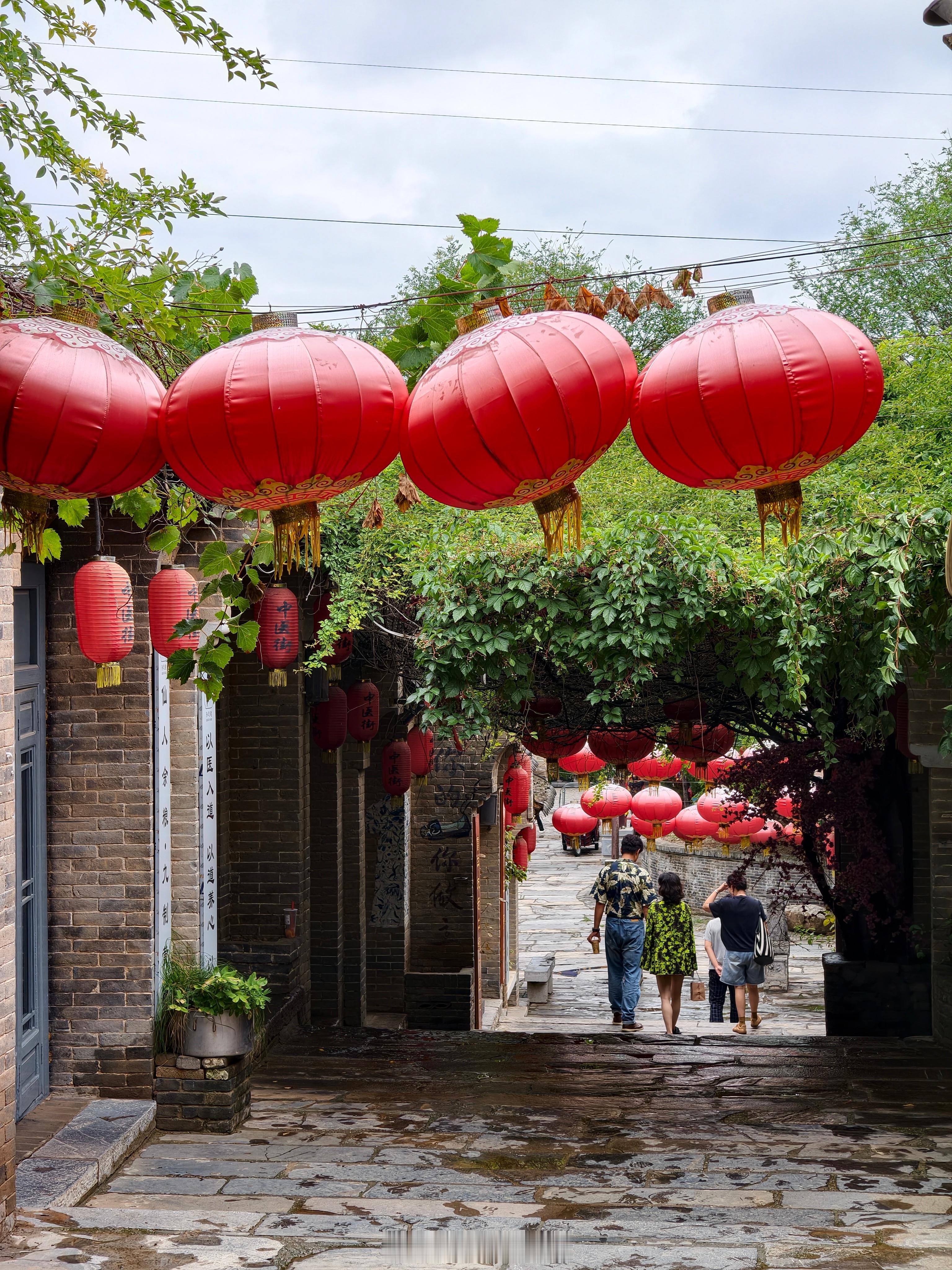 大概有七八年没来过袁家村了，发现这种商业文旅街区几乎都差不多，进去逛的时候总有种