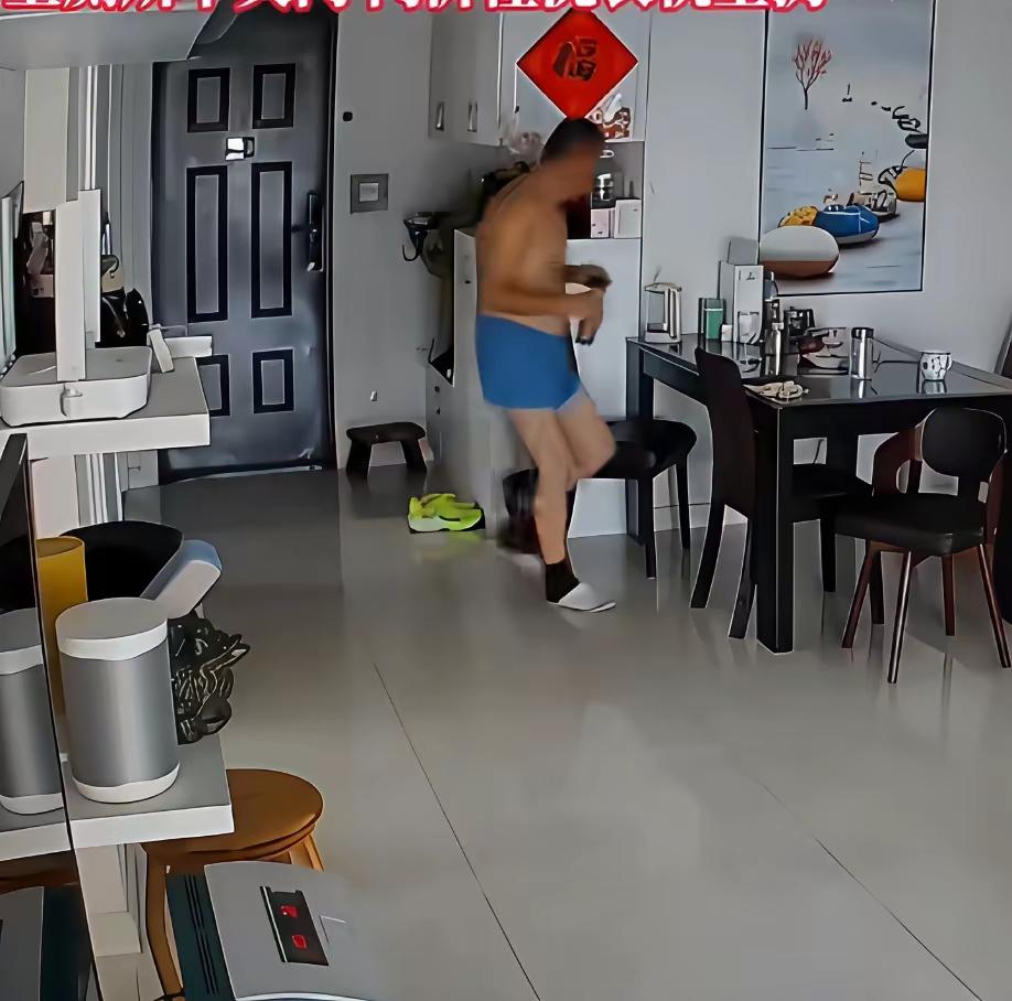 女子在网上吐槽说，她公公在客厅里穿内裤，上身光膀子，让她非常恶心，都不敢出卧室门
