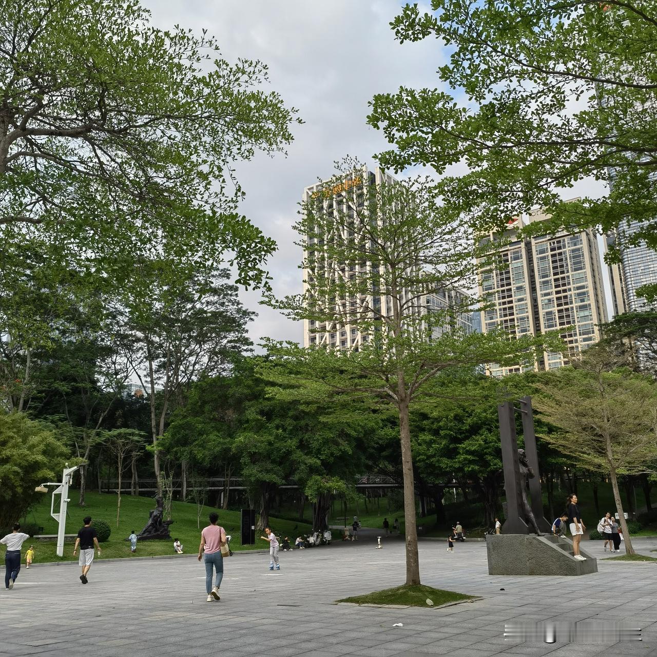 不知从什么时候起，身边的中年人，全都悄悄“想开了”。
 
曾经觉得，人生就是不停