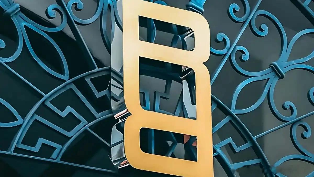 路虎揽胜的新logo，官方说是由两个字母“R”镜像组合，大家觉得好看吗 ​​​