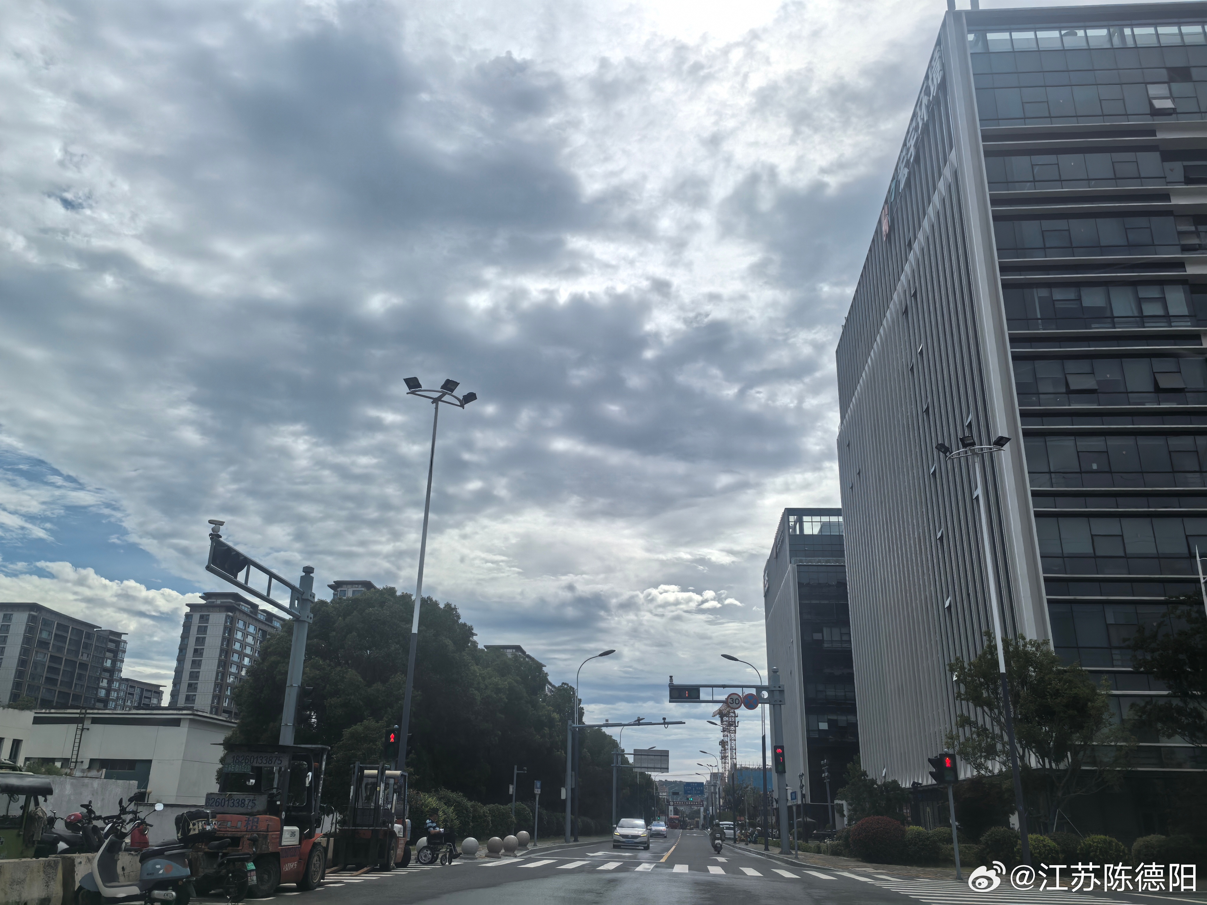 当那些年长十几岁、几十岁的人，看上去非常真诚地对你说，这也不能做，那也不能做的时