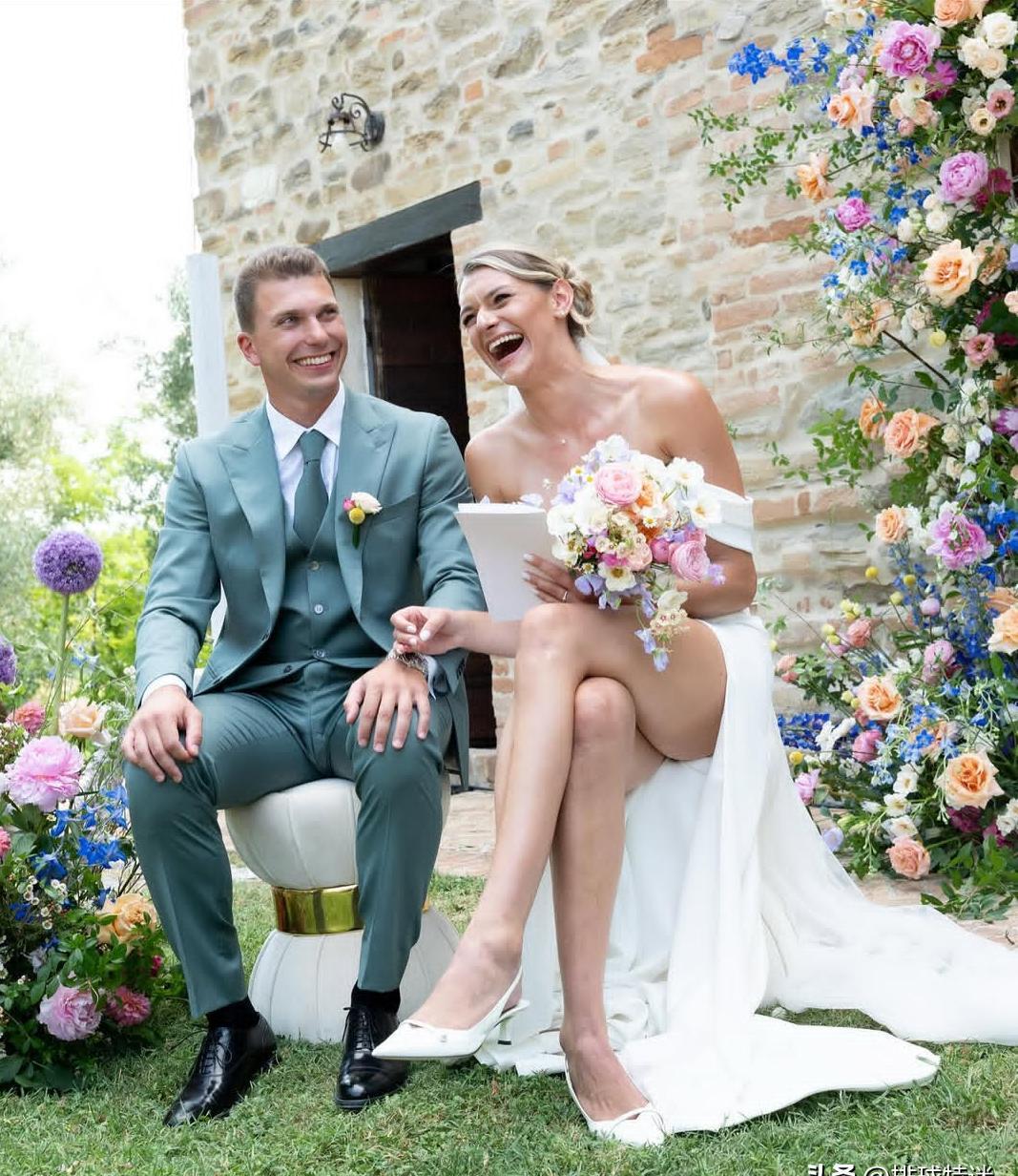 26岁，比利时女排一姐，婚礼当天还穿着训练鞋进场。
助教老公是她球场外的二传手，