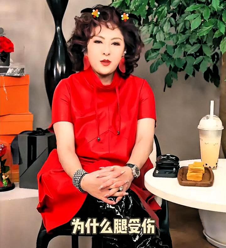 她跟刘晓庆聊了10分钟，刘晓庆当场夸她“说得对”。

向太也亲自下场替她说话。