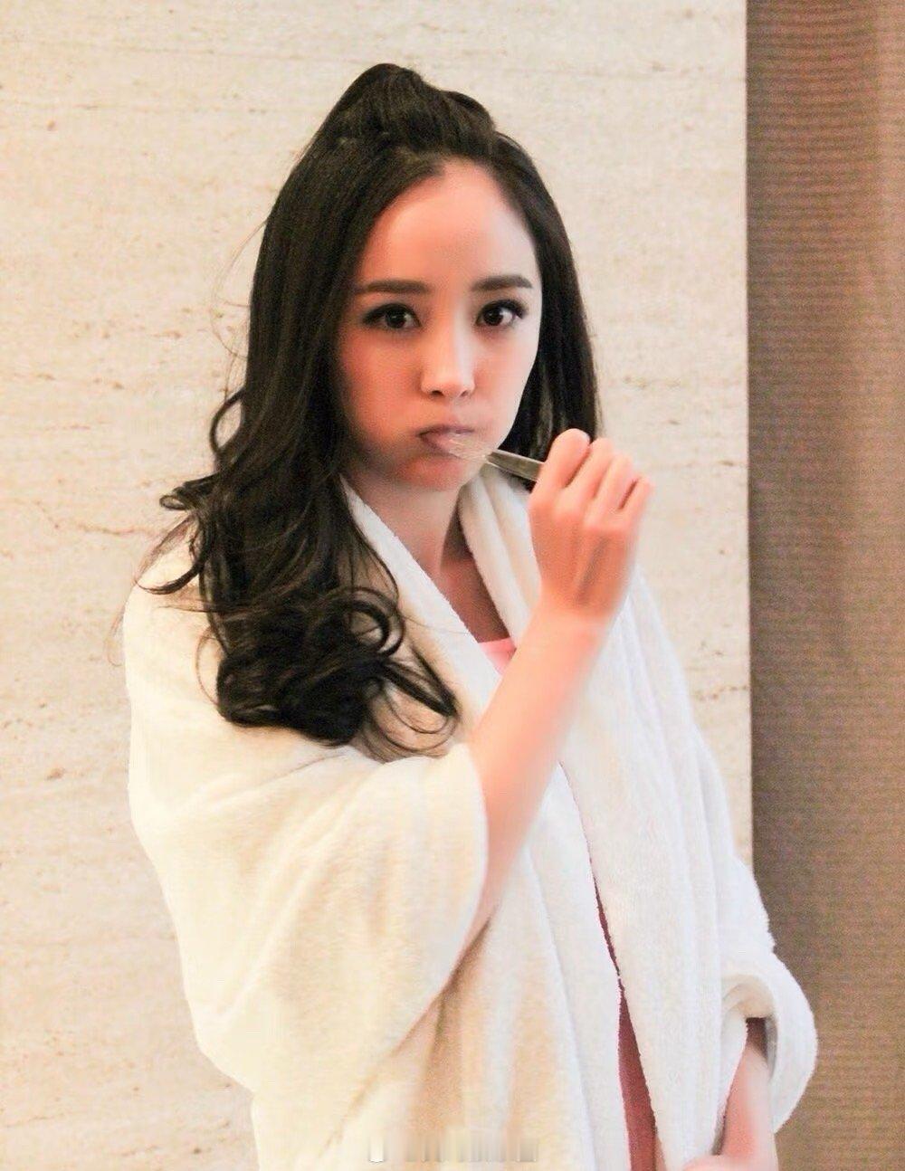 这张陈年旧图是杨幂还是赵丽颖好清纯的双眼哦 