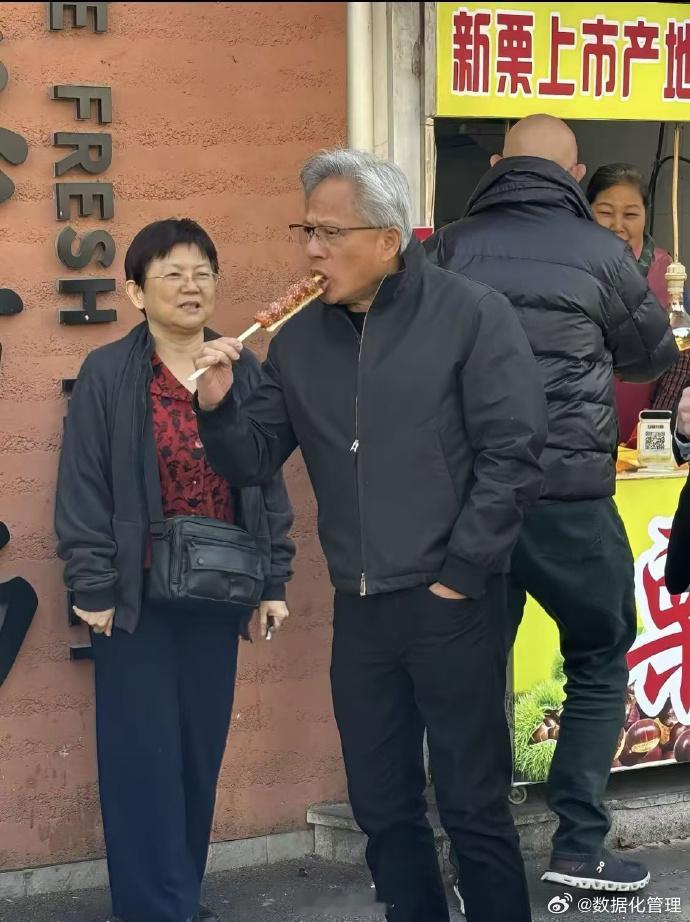 黄仁勋的中国行流出了太多路人照片，并且都是烟火气十足的照片，看来来中国前的功课没