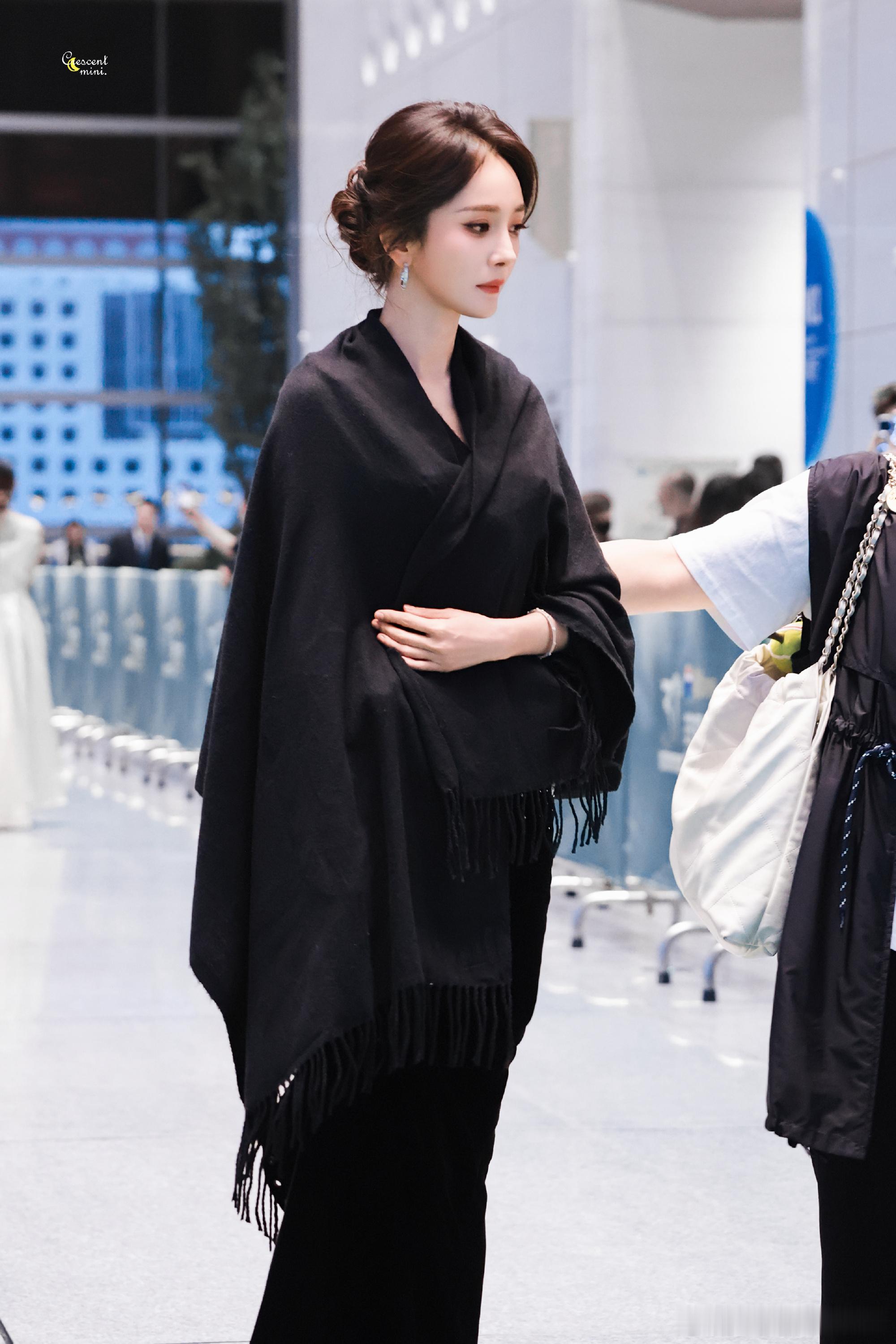 杨幂豪门嫡长姐内娱能不能有靠谱的编剧？写一个像《新闻女王》那样剧本来给杨幂演？她