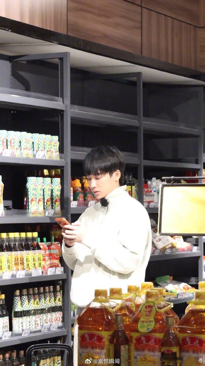 吴泽林路透松弛感拉满 谁被吴泽林这组买菜路透戳中了！素颜出镜超接地气，慢悠悠的样