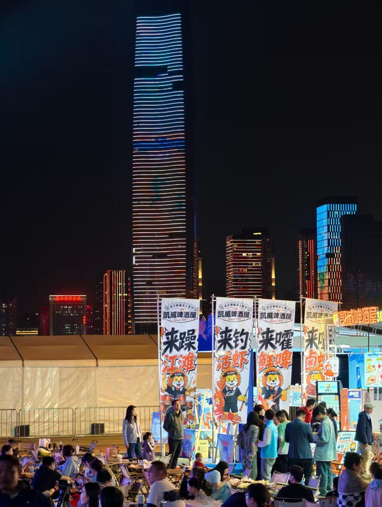 汉口江滩三阳广场的假日节目不错，露天音乐会，嘬虾子，喝啤酒 