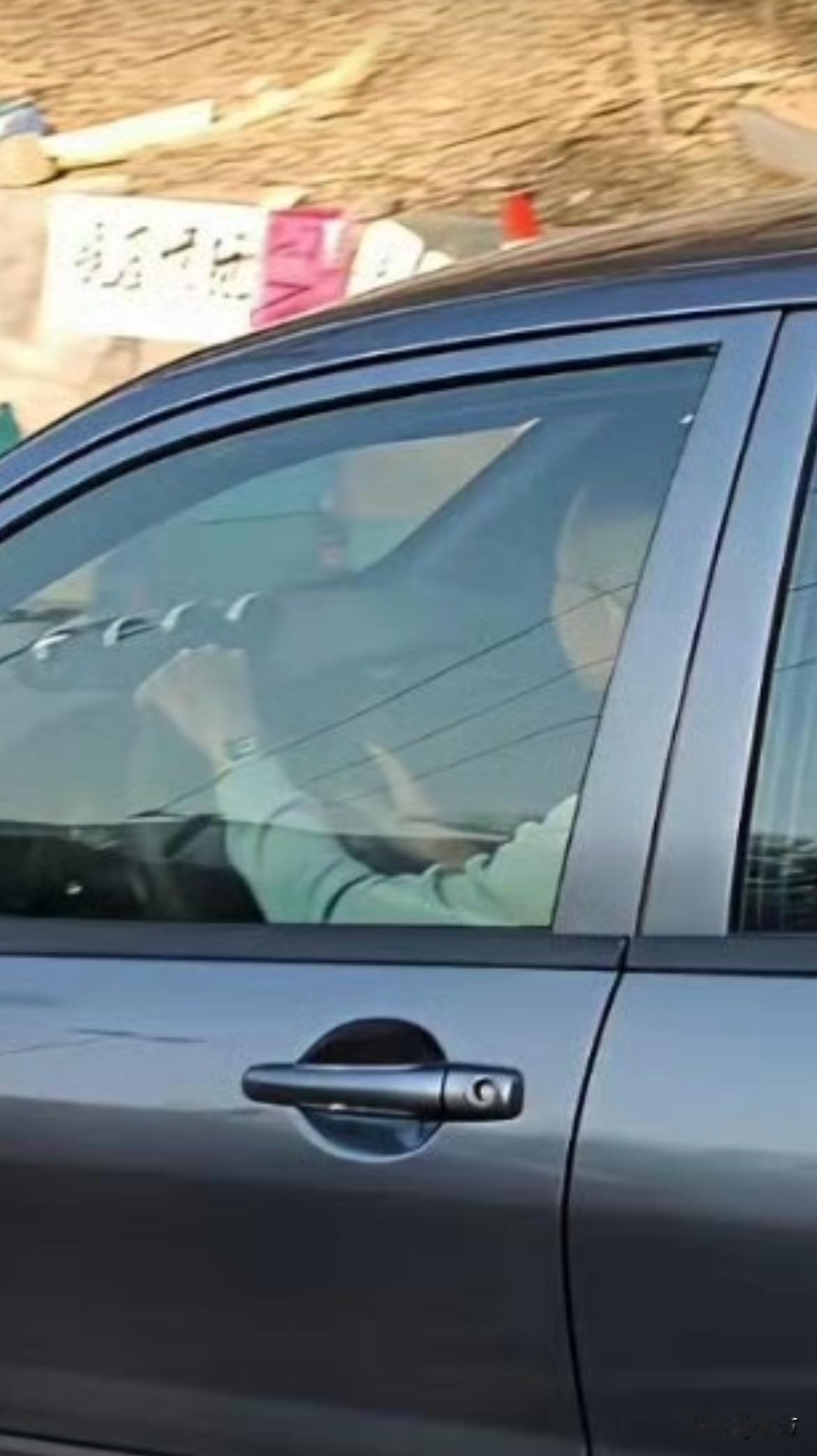 陈震逃税风波被封后，时隔一个多月首次露面！

有用户在社交网络拍到了陈震与车圈朋