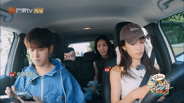 #金晨困到叫妈妈#没有人能不爱睡懒觉哈哈，花少里金晨刚上车，困的叫妈妈这样子也太