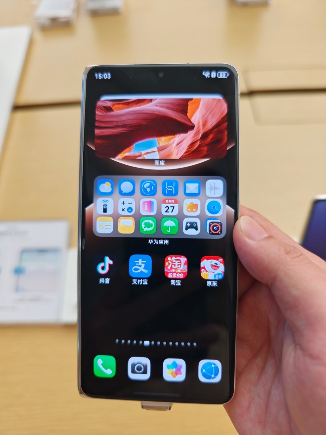 今天在济南的印象城摸了一下华为的Mate80系列和折叠屏Mate X7。短时间玩