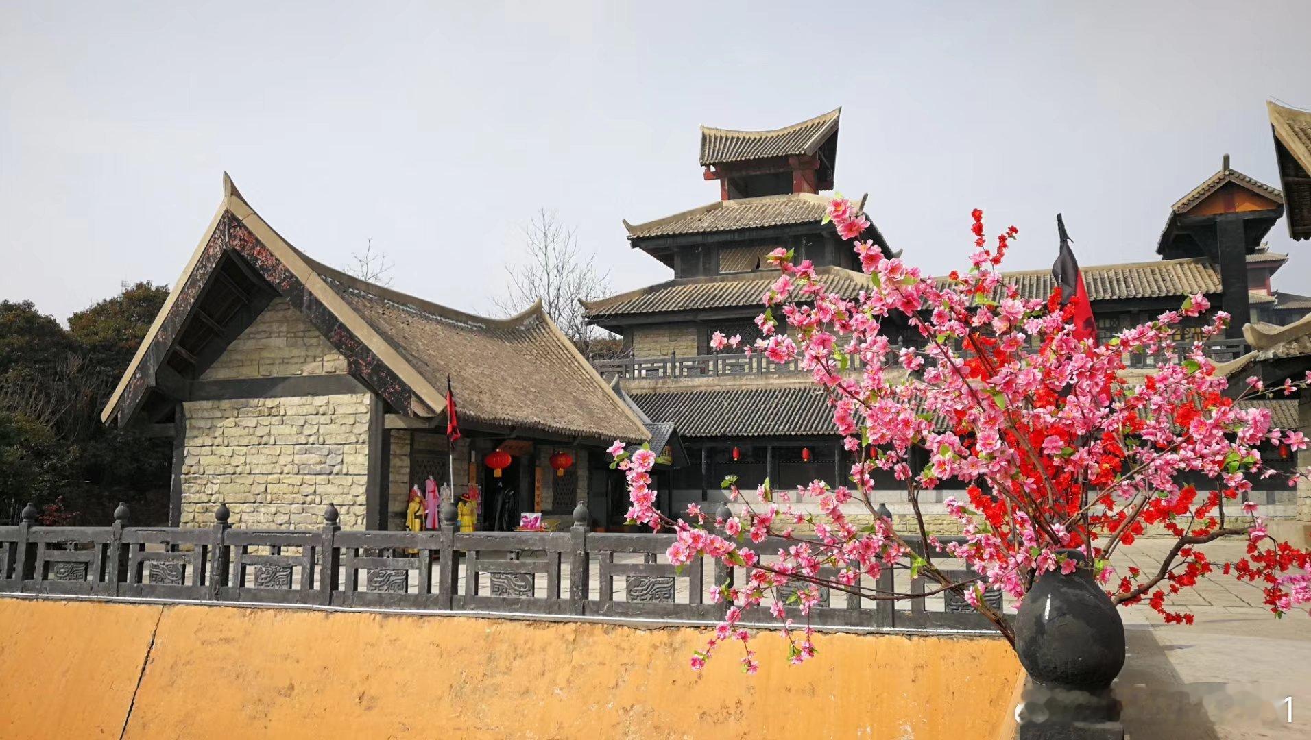 曾仕强教授：闭上眼睛用心去听，也许你会重新改变对事物的看法。 ​（河南焦作  影