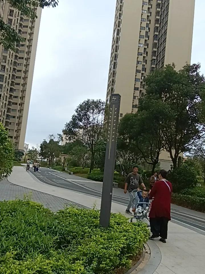 有时人的心情就跟这天气一样，
时儿坏时儿好，
这是不是更年期的症状呀！
[捂脸]