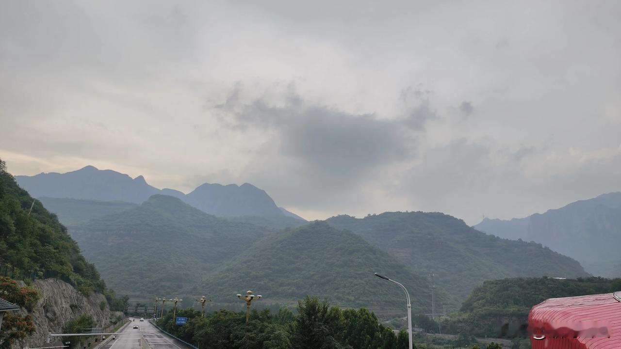 带外甥出来玩，今天一天，他都心猿意马的，心思完全不在景色上。

几天前，我老公就