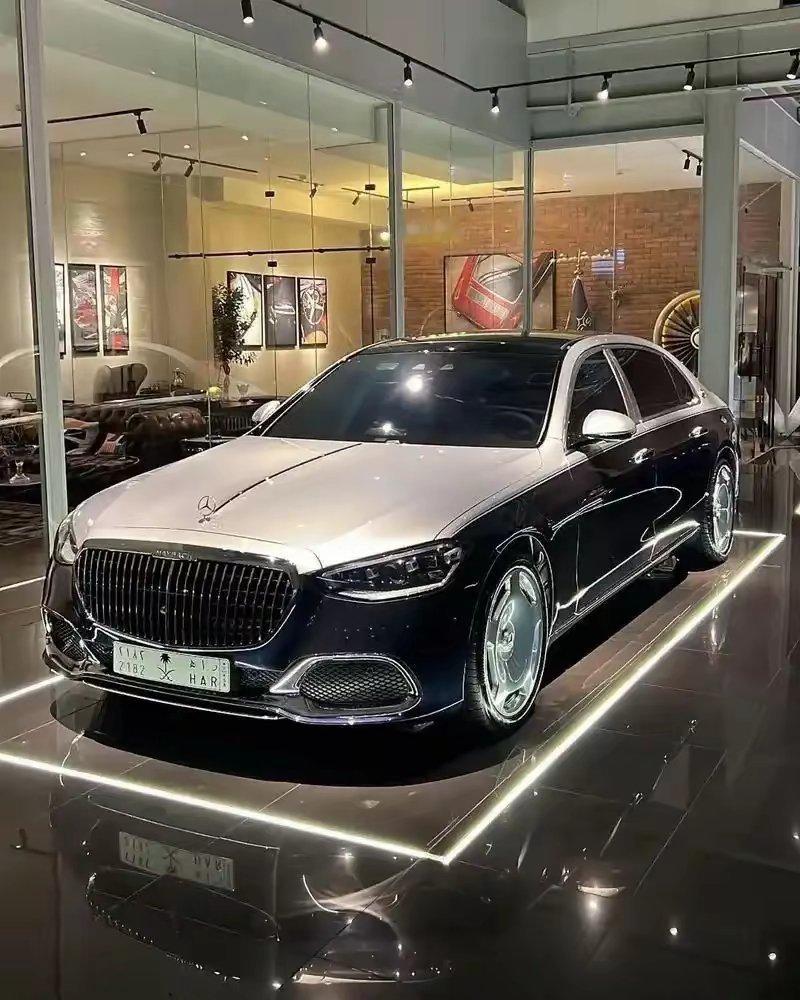 是的，迈巴赫（Maybach）是德国的超豪华汽车品牌，它以精湛的工艺、顶级的配置