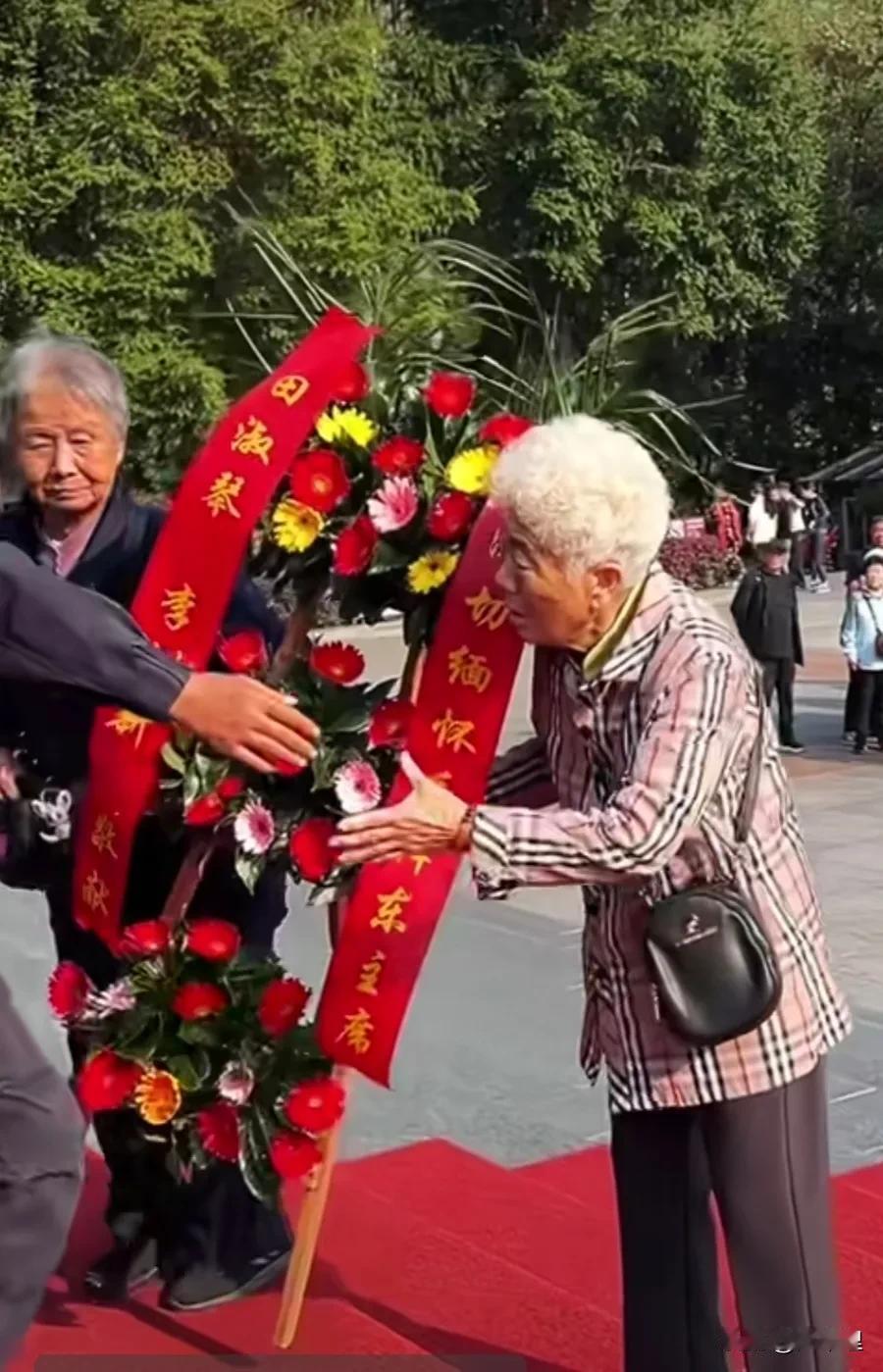 这是前几天在韶山毛主席铜像广场现场抓拍到的一组照片。一对广西的老姐妹结伴来到韶山