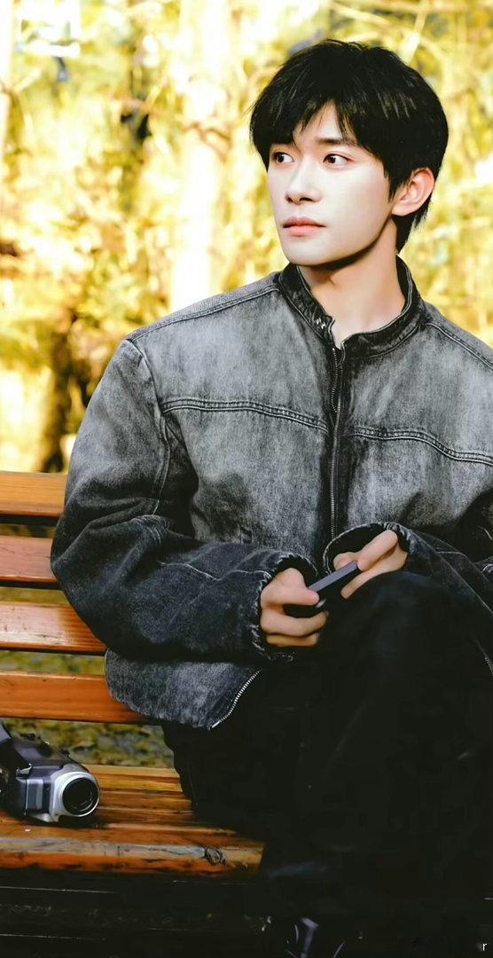 维嘉偶遇易烊千玺立牌的反应拿立牌临时充当衣架挂衣服，连衣服都瞬间氛围感拉满，果然