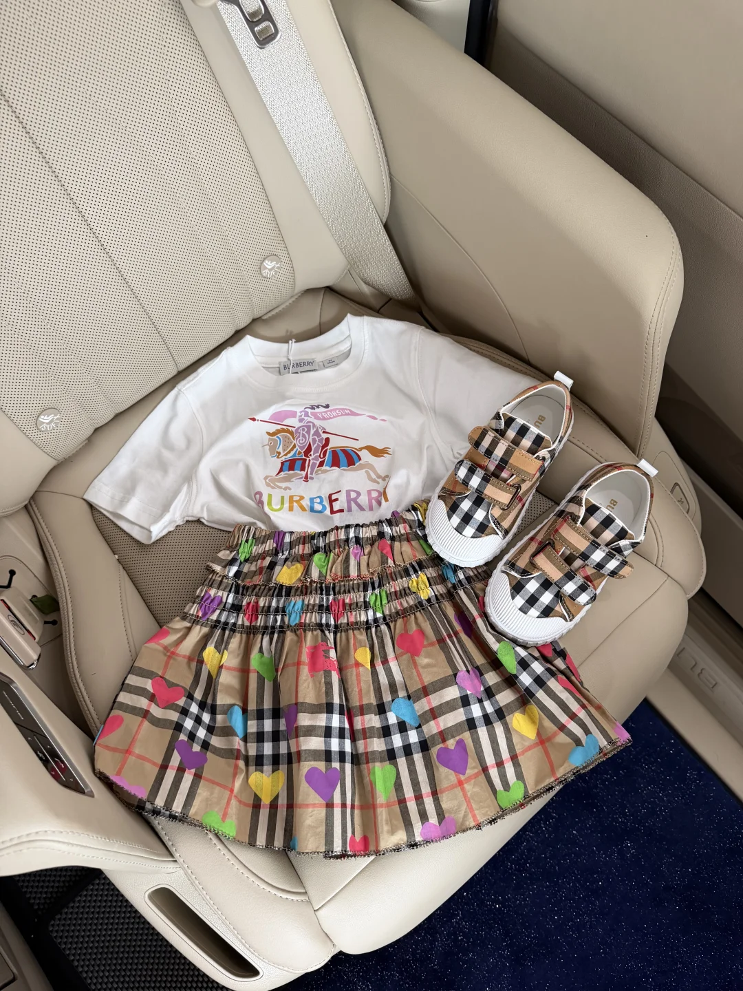 给女儿搭配的度假套装真好看🤩你们觉得呢？