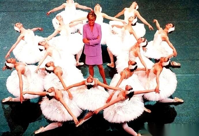 你知道一个人是怎么被耗死的吗？
不是什么惊天动地的大事。
就是她为你跳了一支舞，