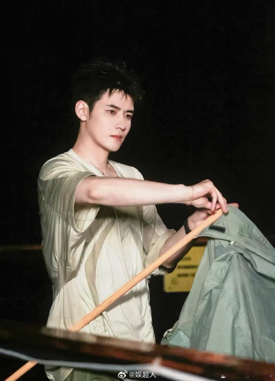 #任豪这张脸做男做女都精彩# 任豪在节目上被大爷误认为是美女，这颜值逆天了！看来