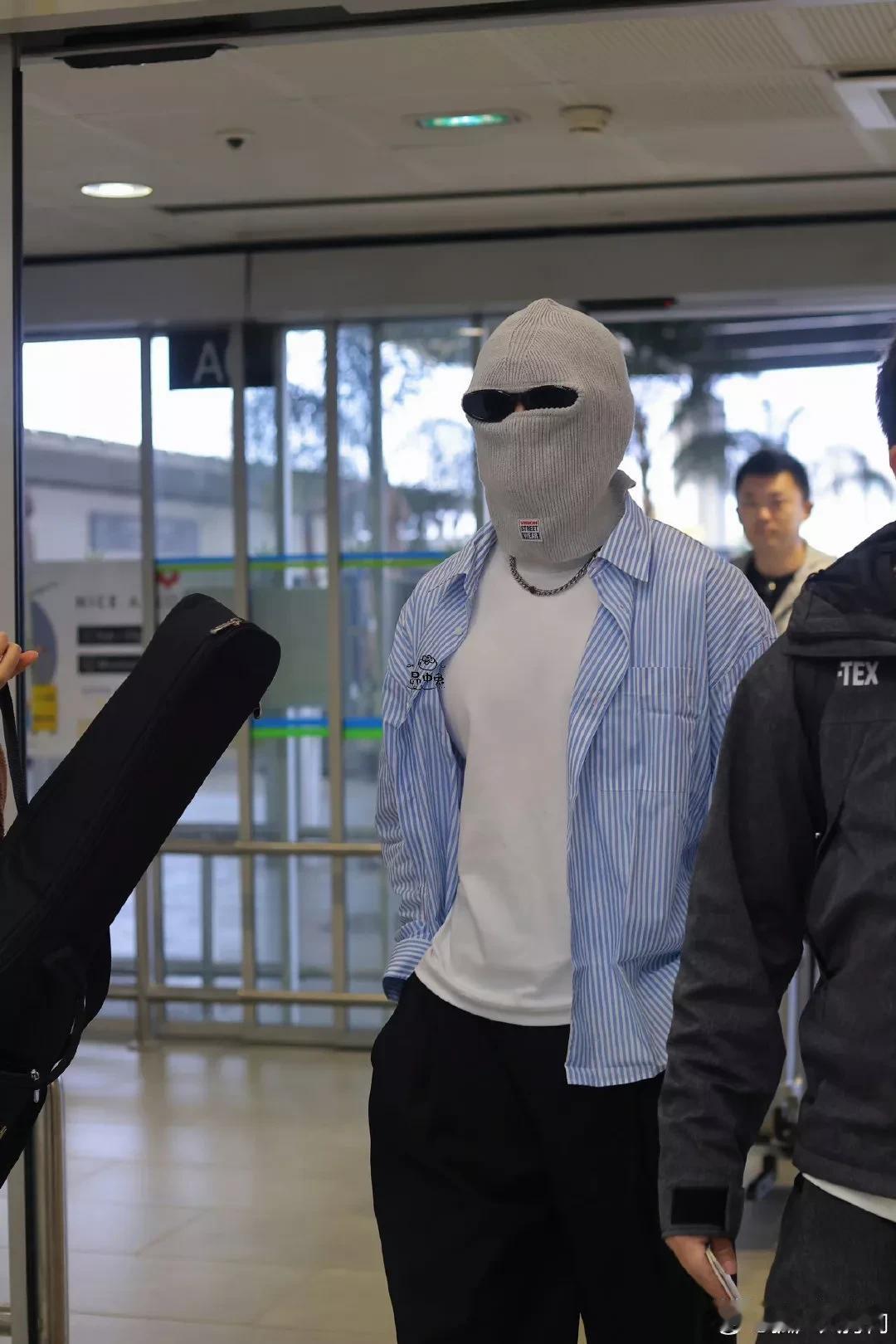 男演员于适这套出行装备，也保护太过了吧！这是怕被拍到什么呢？再说……捂得这么严实