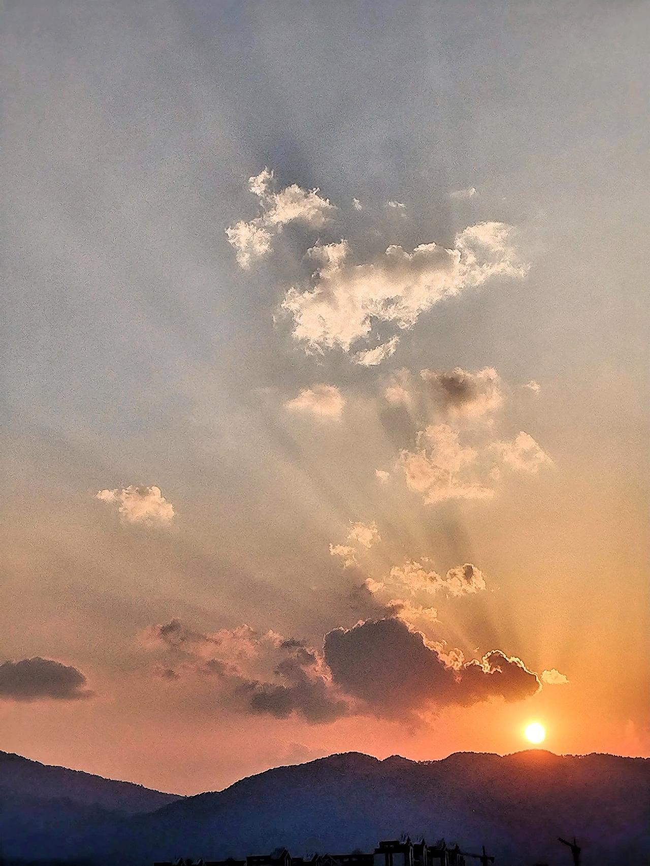 在田野观赏日落，那景色简直绝了！就如今天广西融安的秋日晚霞，夕阳的余晖将云彩染成
