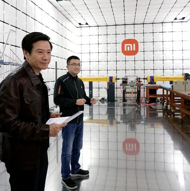 小米抗干扰的实验室，用来测试车子里面包括电机在内的各种电子件的抗干扰能力。直播的