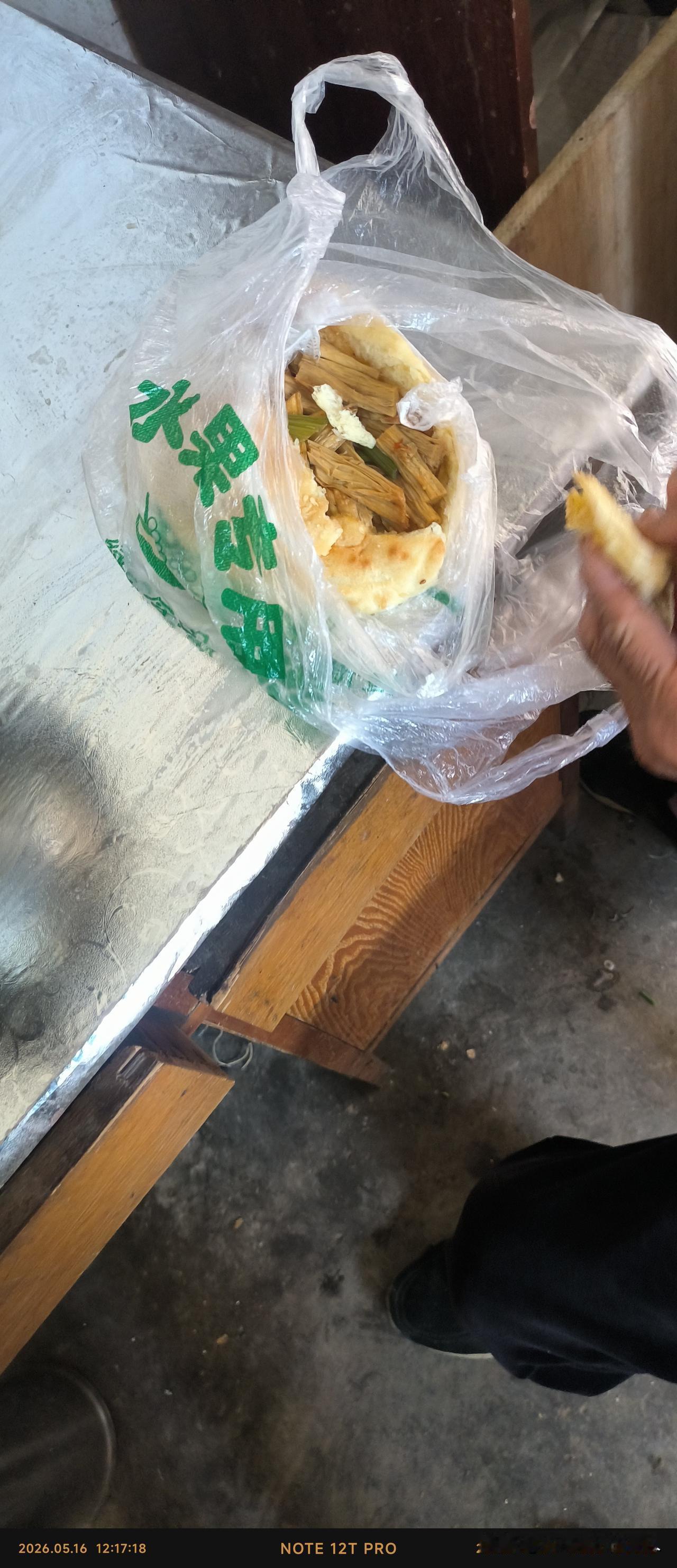 男子进店卑微讨剩鱼
店主赠饭他当场下跪
最戳心的双向温柔
看哭无数人
近日
江苏