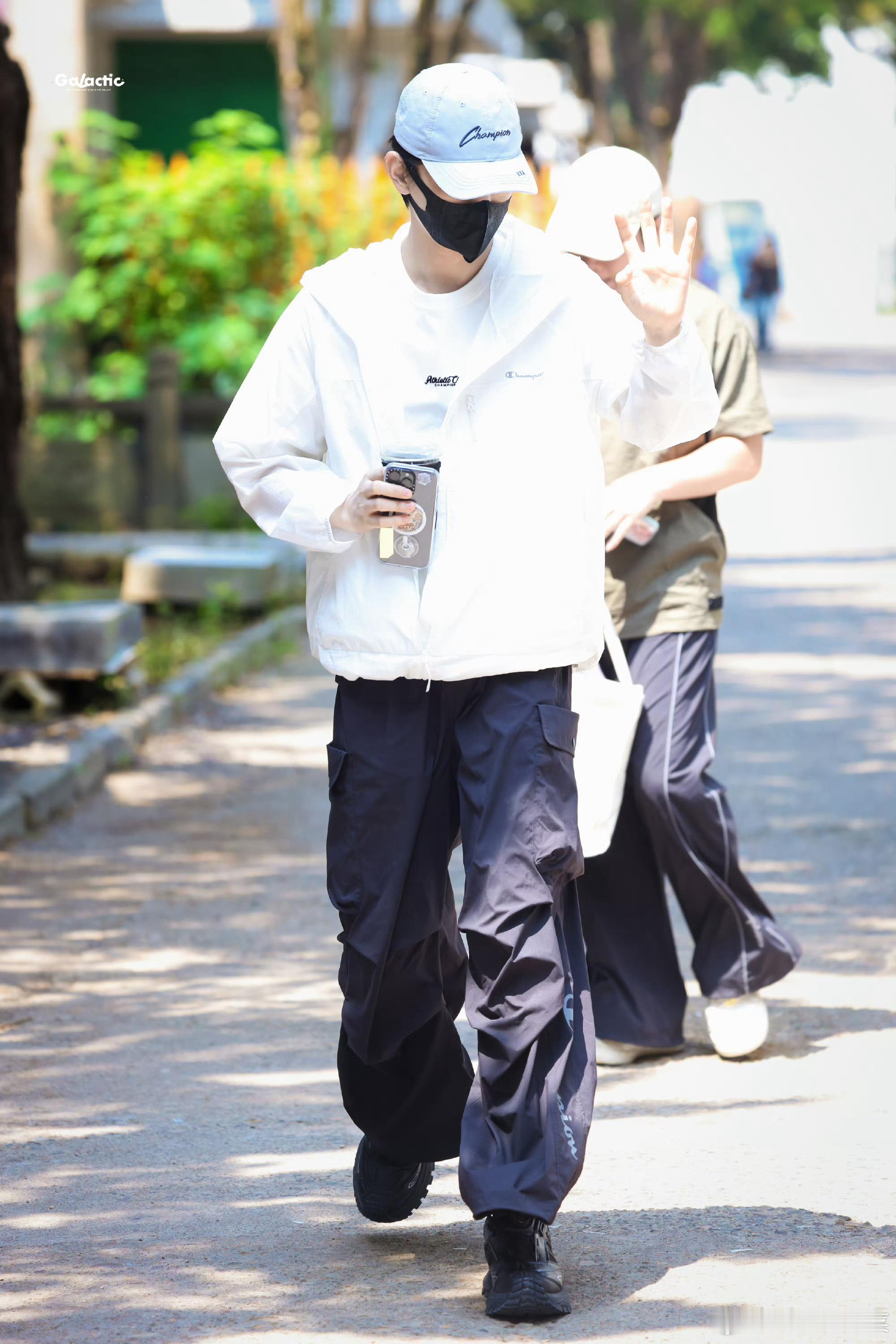 丁禹兮《司宫令》今日路透是海盐冰茶来的