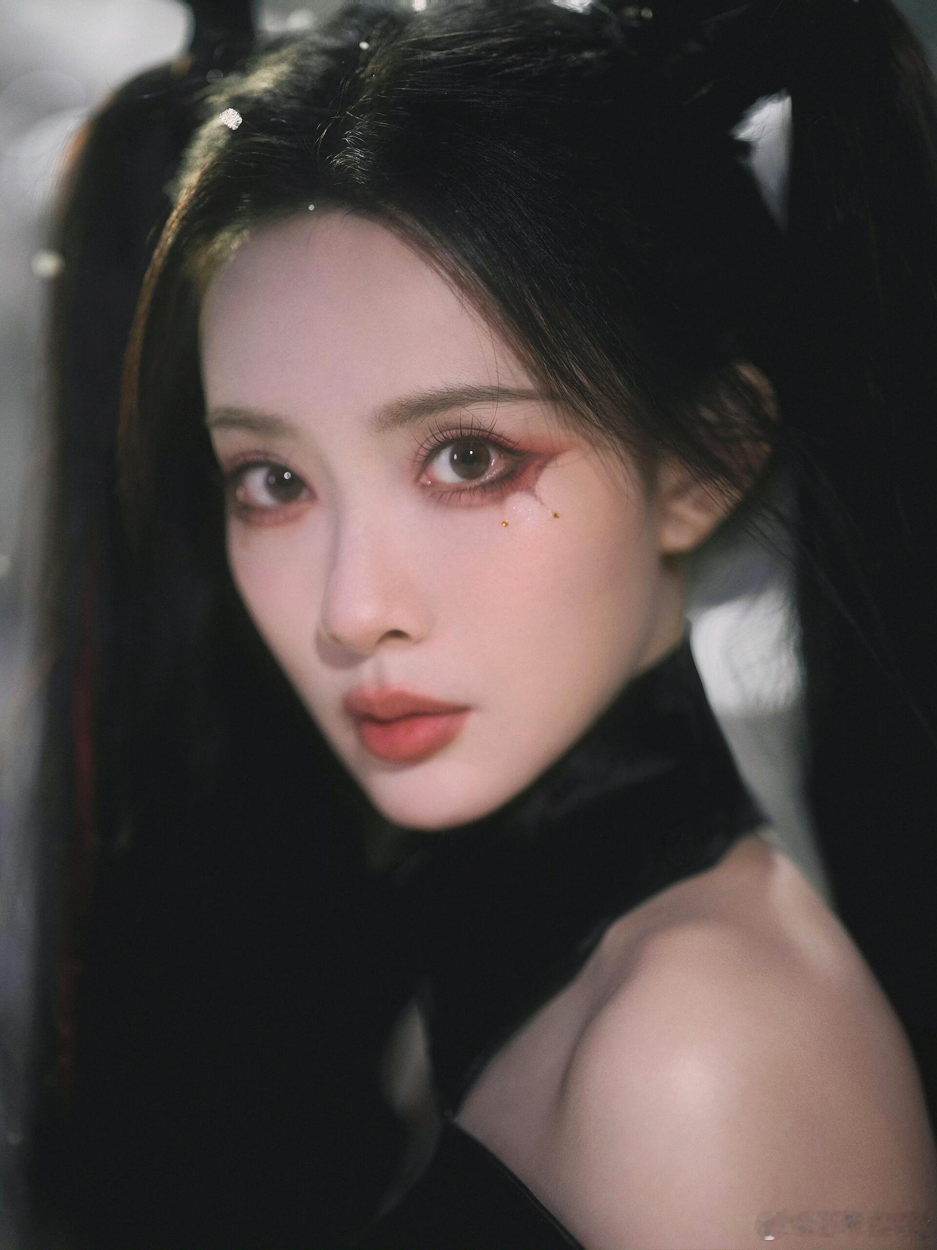 孟子义孟子义 ✖️ 生日大片孟子义生日大片！红黑哥特风裙装搭蝙蝠元素，在银白雪境