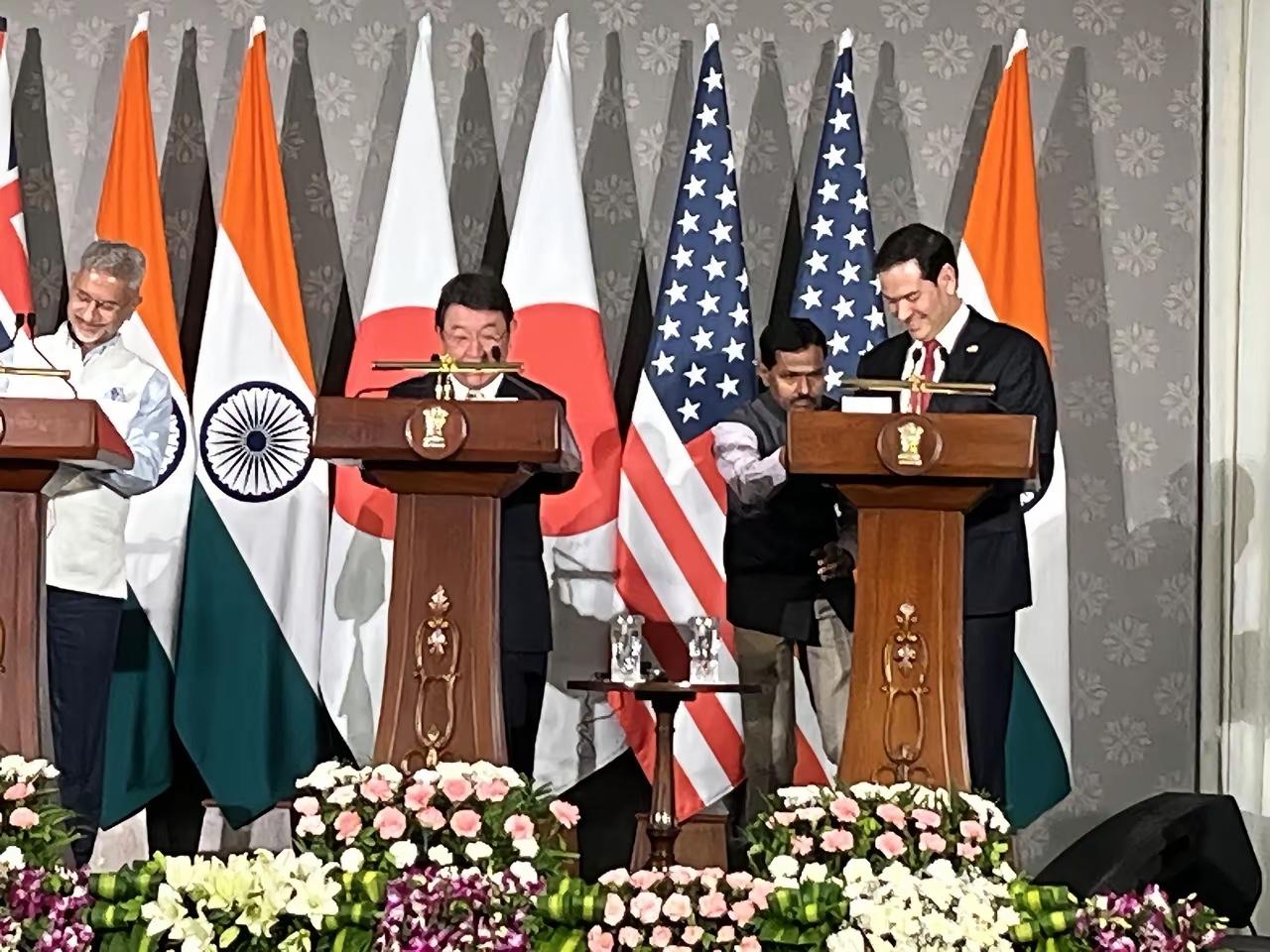 尴尬了！日本从首相到外相，咋都在外交场合翻车呢？

两个月前，日本首相在白宫憋着