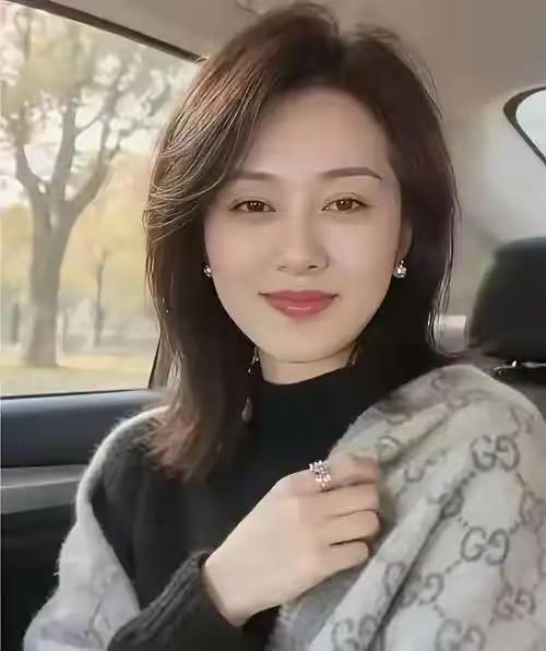 我年轻时给富豪当情人，住豪宅开豪车，还给富豪生了对龙凤胎。村里人都以为我在外面打