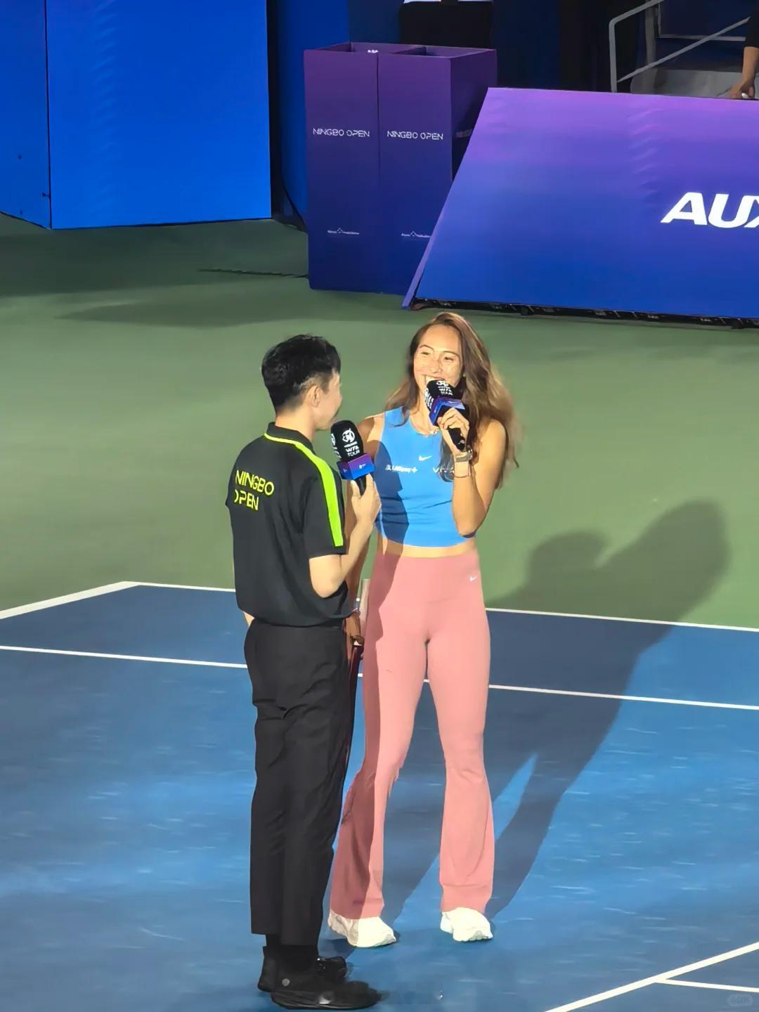 郑钦文有一种气血很足的美#娱乐评论大赏# 虽然退赛宁波站了 但是在中场出现了 和