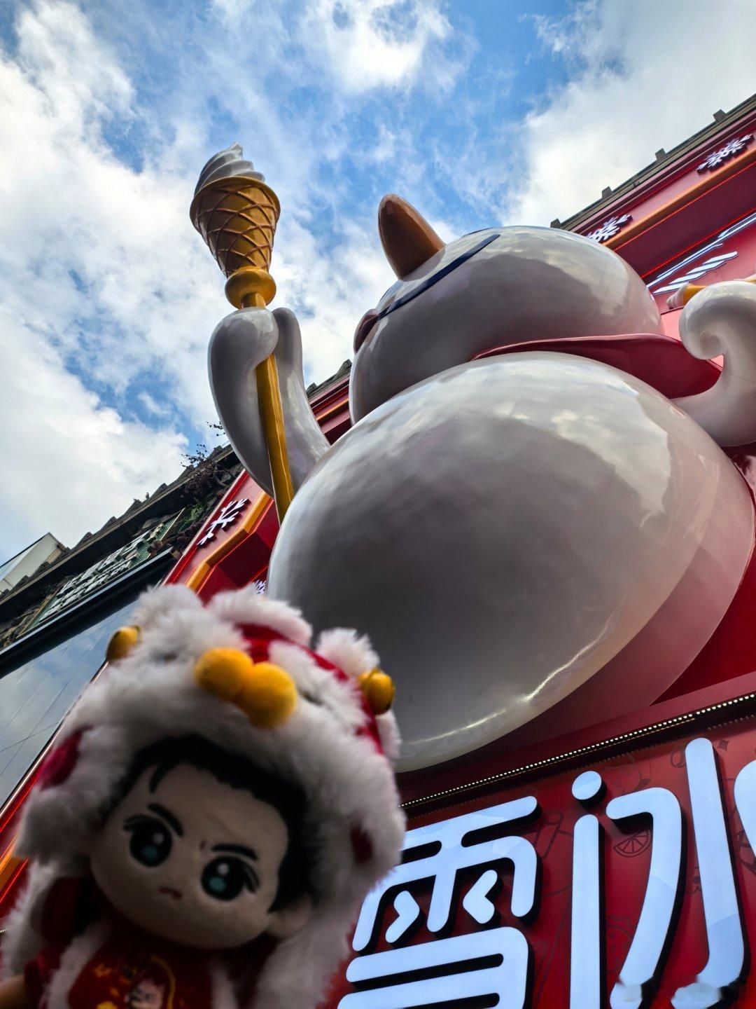 雪王！好多人。 