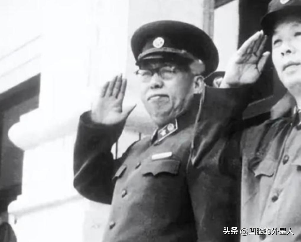 庐山会议后，有一天，毛主席单独召见了罗荣桓，在谈话时，毛主席谈了国防部长的人选问