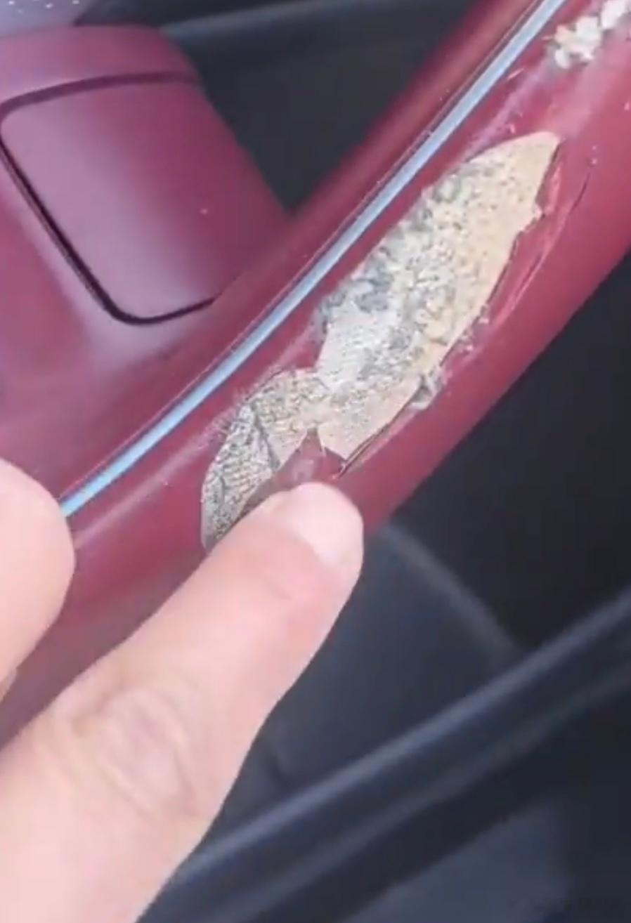 某汽车方向盘脱皮 