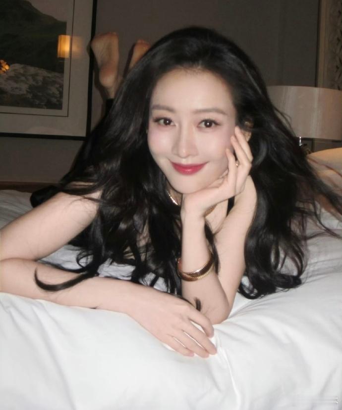 王鸥产后首部女主剧开播我一看见王鸥我就知道这剧稳了，她的演技毋庸置疑，而且还是生