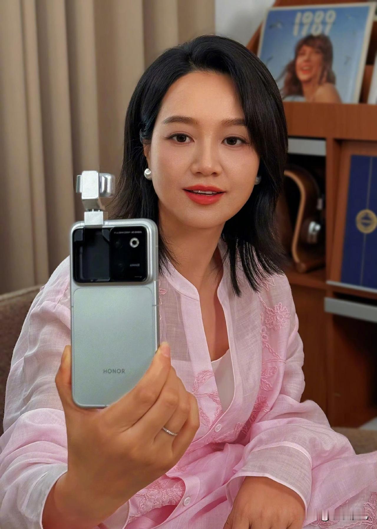 朱丹晒荣耀Robot Phone


这款全球首款机器人手机融合AI与云台技术，