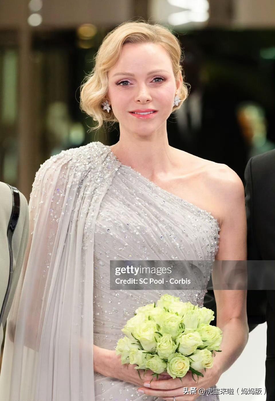 摩纳哥阿尔贝亲王和夏琳王妃夫妻俩出席第70届玫瑰舞会，日本的彬子女王也到场了，他